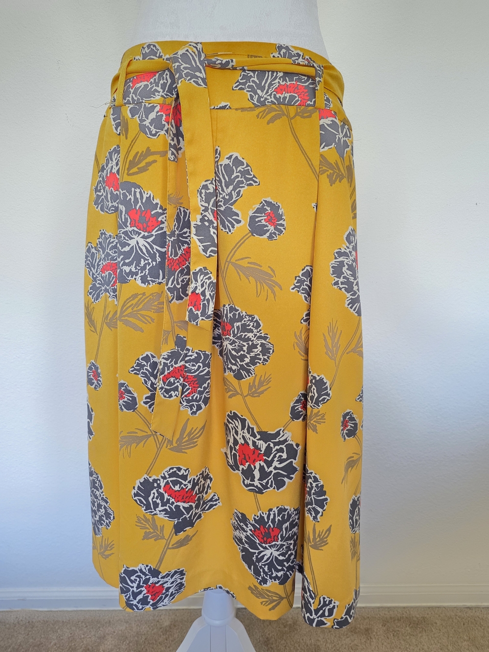 Banana Republic Size 8 Mustard Floral Pleated Skirt with Tie Waist And Side Zip